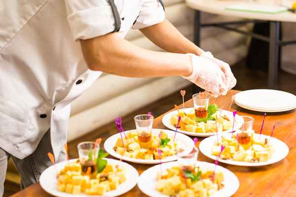 borden die worden opgemaakt in de keuken